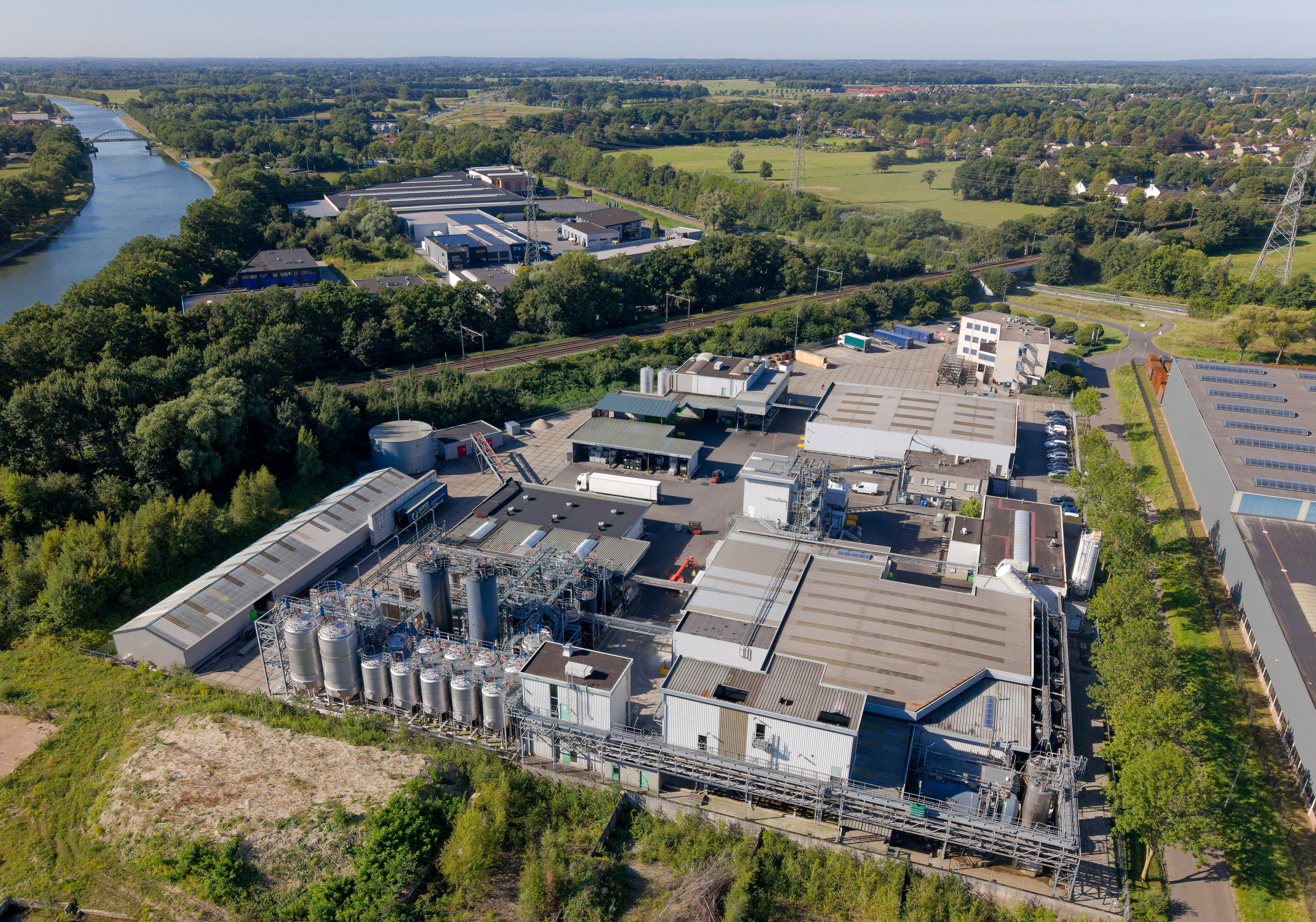 ALMELO  -  reportage vanuit de drone. SARPI VEOLIA Almelo. Tankerpark en bedrijfsonderdelen editie :   foto Wouter Borre WB20250819